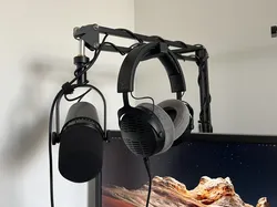 Headphone hanger for microphone stand