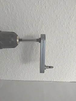 Displacing hex bit screwdriver with offset
