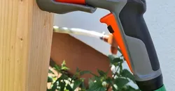 Holder for Gardena garden sprayer - Halter für Gardena Gartenbrause