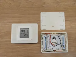 Yet another AAA battery case for Xiaomi Bluetooth/Zigbee thermometer