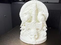 Escultura vikinga con cuervos, Mjolnir y escudo - Modelo de impresión 3D gratuito