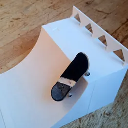 Full-sized Fingerboard Half-pipe (U-rampa na fingerboard)