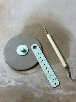 Adjustable circle cutter for clay