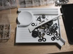 Multi tray with magnetic tool