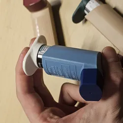 Ergonomic inhaler topper
