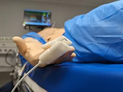 SpO2 sensor prop for healthcare simulation