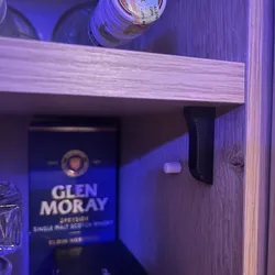 Shelf mounting height adjustment