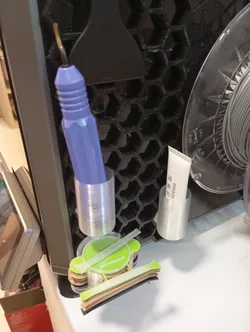 Honeycomb wall deburring tool holder