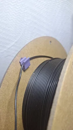 Cardboard spool filament clip