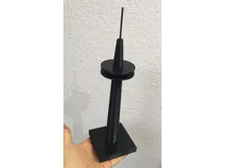 Fernmeldeturm mit Uhr
