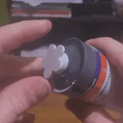 Bouchon 3D pratique pour tube de colle ou silicone – évite le séchage, se clipse facilement, imprimable sans support en une seule pièce, compatible avec la plupart des tubes standards – Modèle utile pour makers sur