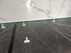 Laser level indicator for flat surfaces