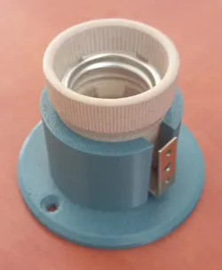 Plastic mount for a ceramic E27 lightsocket.