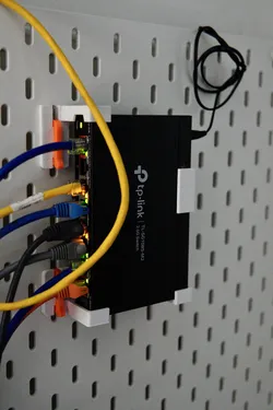 tp-link 2.5g switch Skadis mount