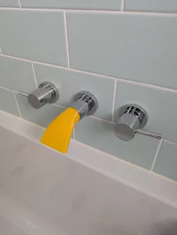 Short bath tap spout