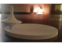 Concave plate for spinning top