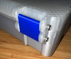 Tight rugged box latch