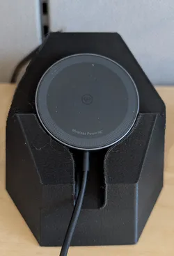 Pixel 10 Anker Qi2 Charging Stand