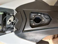 Ktm 690 smc r / enduro r 2019 - seat release under fuel cap