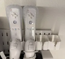 Skadis 4x Wii Remotes with Nunchucks