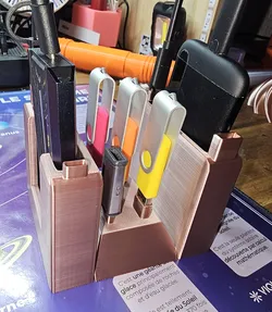 Stand for 2 external disk SSD or NVMe and 5 USB keys whith caps USB A and C