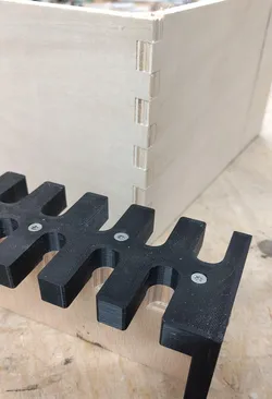 Router template for finger joint connection
