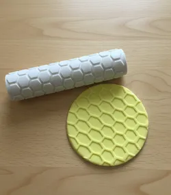 Honeycomb shape pattern roller