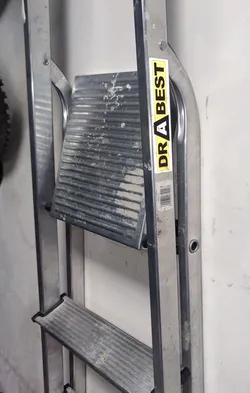 Ladder hanger