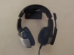 Simple wall-bracket for headphones