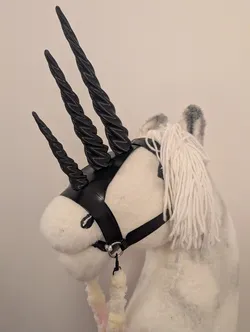 Unicorn horns with screws (parametrized)