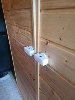 Einfache Schrankverriegellung Mini-Camper Ausbau