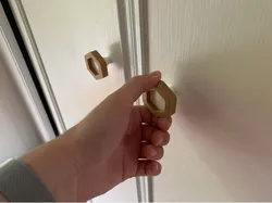 cupboard handle / Poignet placard