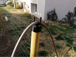 Passe poteau D60 pour tuyau arrosage / Pole pass for garden hose 60D.