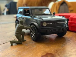 1:24 kneeling mechanic figure