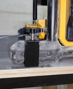 Circular saw mounting bracket