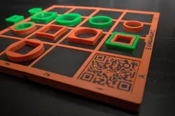 Multi-color version of Cirquarles board game