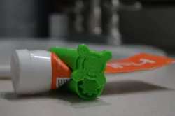 THE ULTIMATE TOOTHPASTE SQUEEZER with Solid Inside