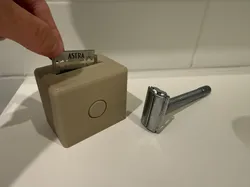 Razor blade disposal case