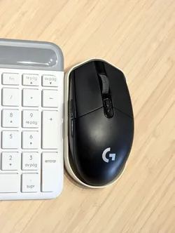 Logitech G305 keyboard tray (for the living room)