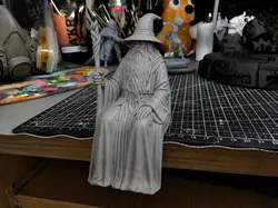 Gandalf mago Hobbit Sentado en el Borde - Modelo de impresión 3D gratuito