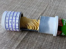 Pringles Cryptex: Easy-Access Snack Tray