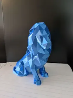Characters & Creatures STL Descărcare - Lowpoly Sitting Lion - Lixard