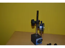 snug tightening knob for a dial indicator stand