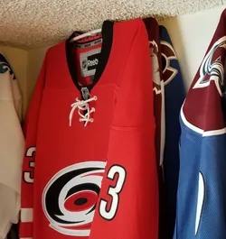 Hockey jersey hanger wall bracket (4 jerseys)
