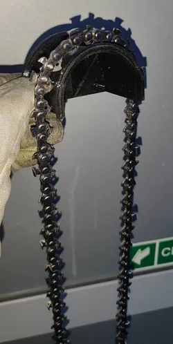 Chainsaw chain hanger