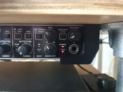 Behringer UMC404HD top-mount bracket