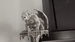 Gargoyle sit roaring