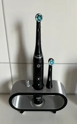 OralB iO Toothbrush and head holder