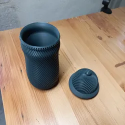 Toothbrush holder with lid