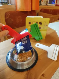 Squeezer for cat and dog food bags (STEP)